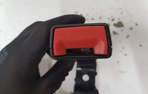 Toyota Avensis T270 Rear seatbelt buckle 609311000 6083532