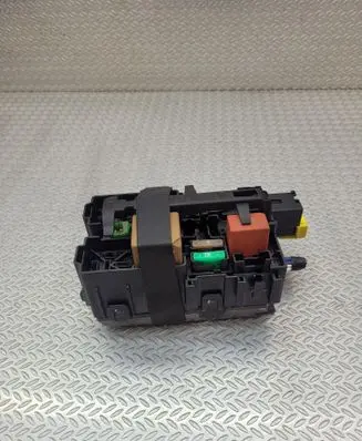Opel Mokka B Fuse module 9673028680 96QH002180