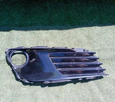 Toyota Auris E180 Front fog light trim/grill 8148202570 5204002210