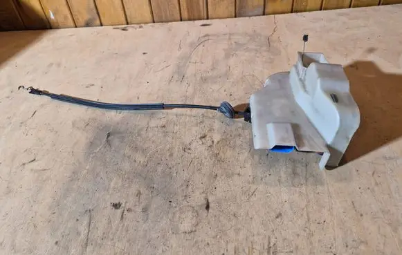 Volkswagen Touran I Front door lock PA6630FV