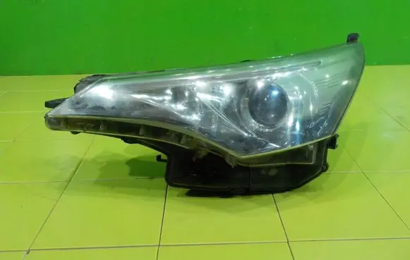 Toyota Avensis T270 Headlight/headlamp PRZOD XP260