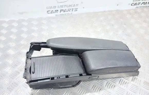Mercedes-Benz C W204 Armrest A2046801339