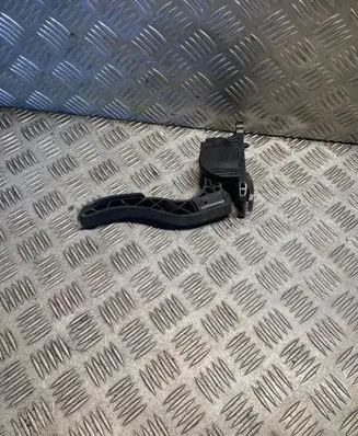 Accelerator throttle pedal
