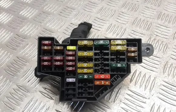 Volkswagen PASSAT B7 Fuse module 09111102284