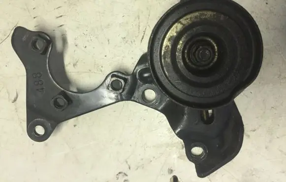 Toyota Avensis T220 Generator/alternator belt tensioner