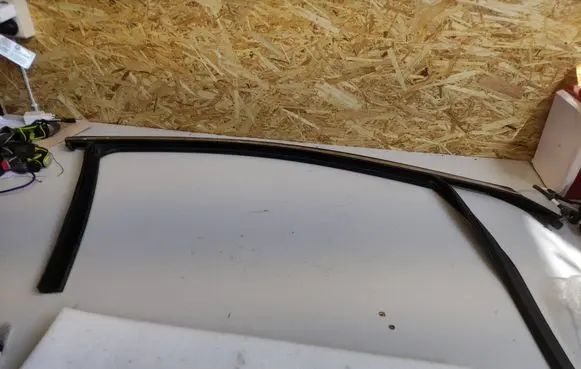 KIA Sorento Front door glass trim molding 
