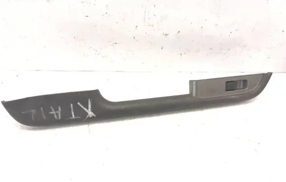 Nissan X-Trail T30 Electric window control switch 829498H300X