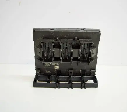 Volkswagen PASSAT B7 Central body control module 3AA937087