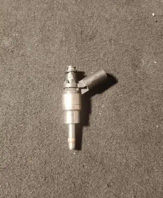 Audi A4 S4 B7 8E 8H Fuel injector 06f906036A