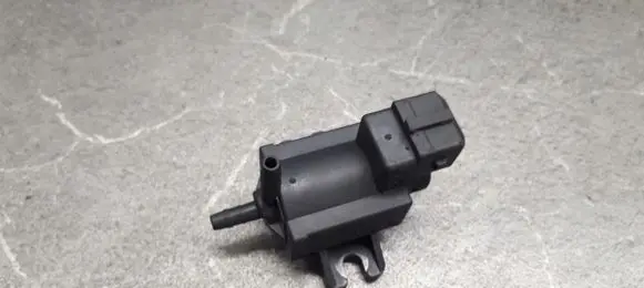 Volkswagen PASSAT B5 Valve vacuum 037906283C