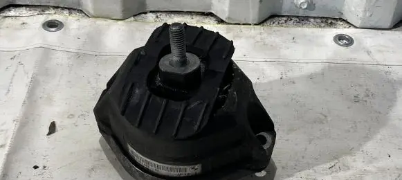 BMW 5 E60 E61 Engine mount bracket 6761092