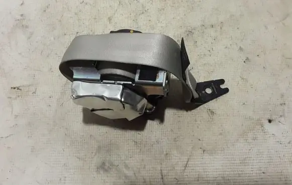 Rear seatbelt