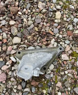 BMW 5 E60 E61 Engine mounting bracket 6769153
