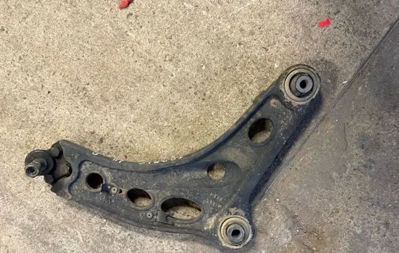 Renault Trafic III (X82) Front lower control arm/wishbone 8200688035