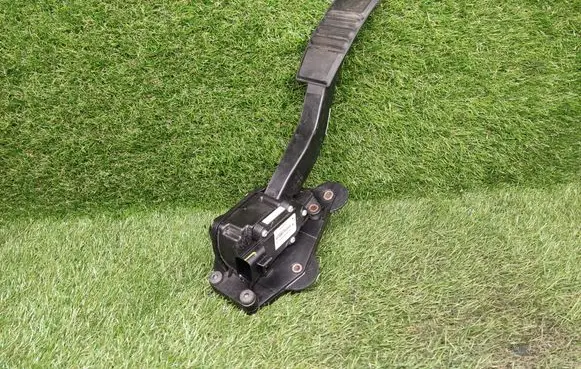 Ford Mustang V Accelerator throttle pedal 6R3A9F836AA 9F836K850K