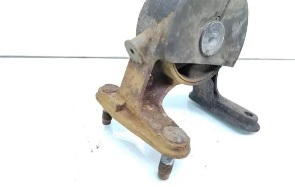 Toyota RAV 4 (XA30) Engine mount bracket