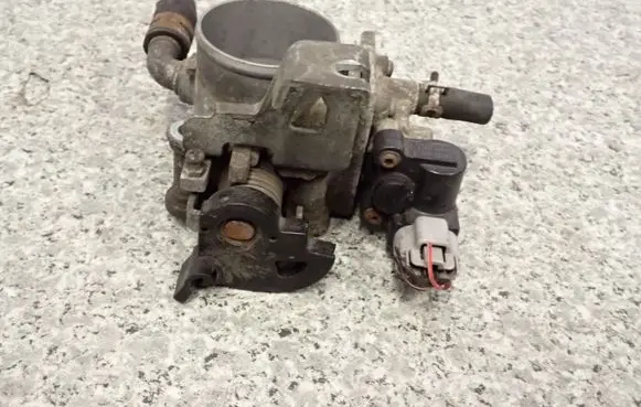 Suzuki Swift I Throttle body valve 