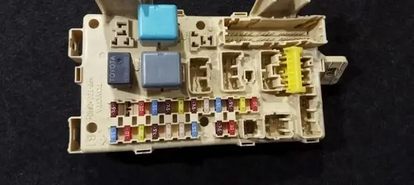 Toyota Avensis T250 Fuse box set 82641ca020f 04070517282102