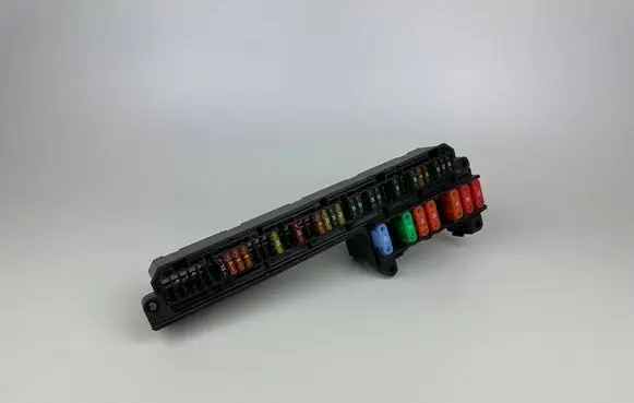BMW 5 E60 E61 Fuse module 6957330 695733001