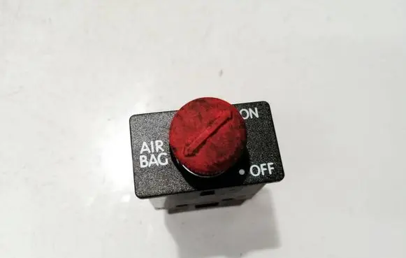 Passenger airbag on/off switch