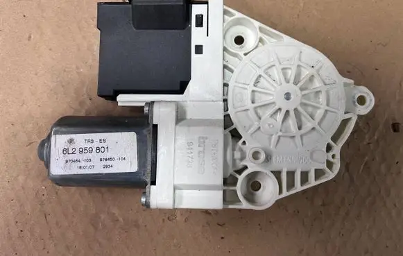 Seat Ibiza III (6L) Front door window regulator motor 6L2959801