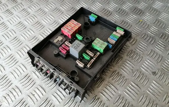 Volkswagen Golf V Fuse module 1K0937125A