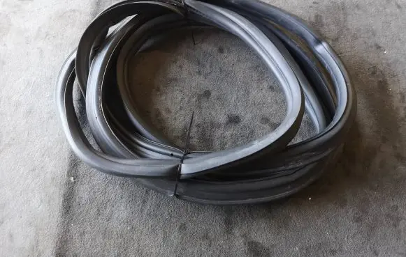 Porsche Macan (95B) Trunk rubber seal (body) 95b827705