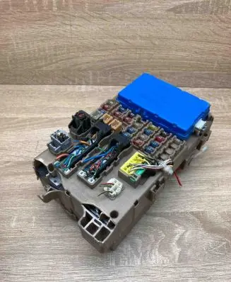 Toyota Corolla E120 E130 Fuse module 8264102040 MB2323008520