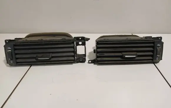 Volvo V70 Dash center air vent grill 30755181