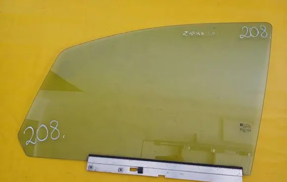 Opel Zafira B Front door window glass four-door