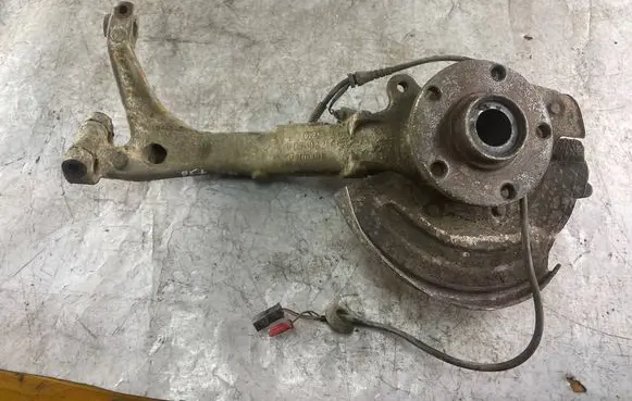 Volkswagen PASSAT B5.5 Front wheel hub spindle knuckle 8D0407257