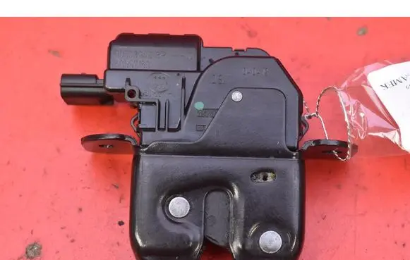 Renault Clio I Tailgate/trunk/boot lock/catch/latch 905039428R
