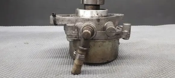 Opel Corsa D Vacuum pump 55193232