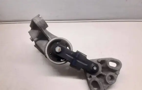 Peugeot 406 Engine mounting bracket