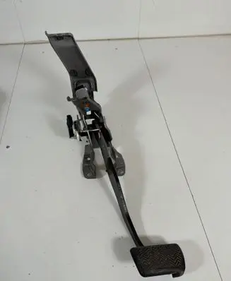 Toyota C-HR I Brake pedal 