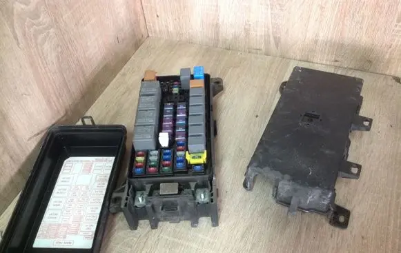 KIA Sorento Fuse module 911613E011