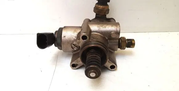 Audi A4 S4 B7 8E 8H Fuel injection high pressure pump 06F127025F