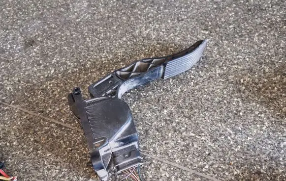 Accelerator throttle pedal