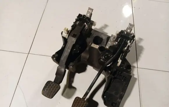 Opel Insignia A Clutch pedal 13228166