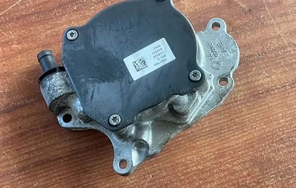 Volkswagen Golf Plus Vacuum pump 03L145207 03L100J