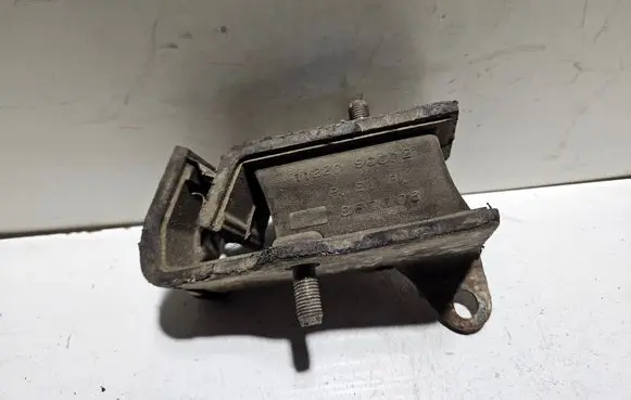 Engine mount bracket