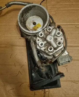 Audi 100 200 5000 C3 Fuel distributor 034133353N 0438121073