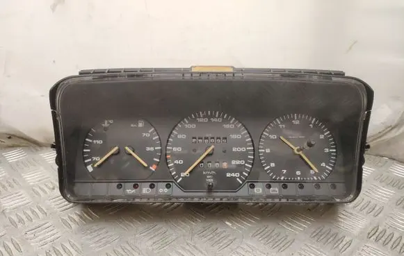Volkswagen PASSAT B4 Speedometer (instrument cluster) 357919033S