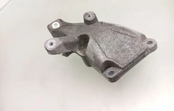 Engine mounting bracket