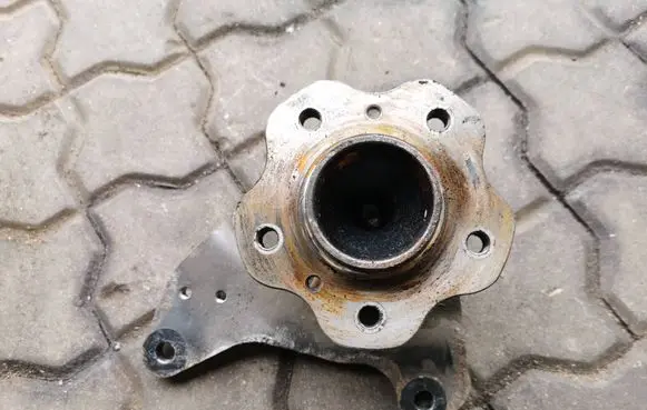Nissan Qashqai Rear wheel hub spindle/knuckle 