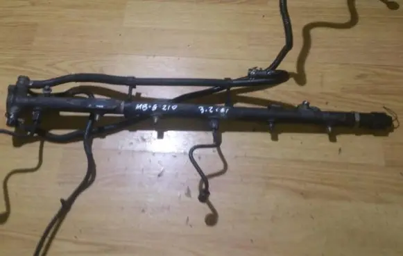 Mercedes-Benz E W210 Fuel main line pipe 0445216004 A613070095