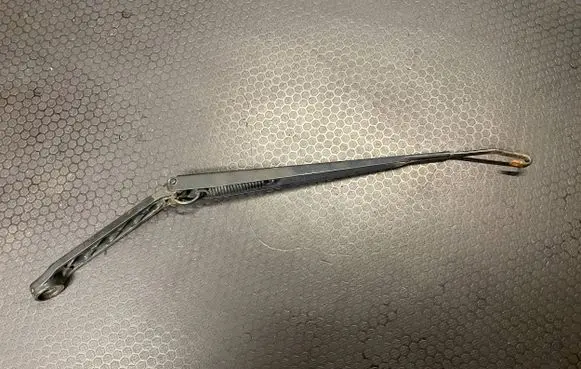 Nissan X-Trail T30 Front wiper blade arm B46LD