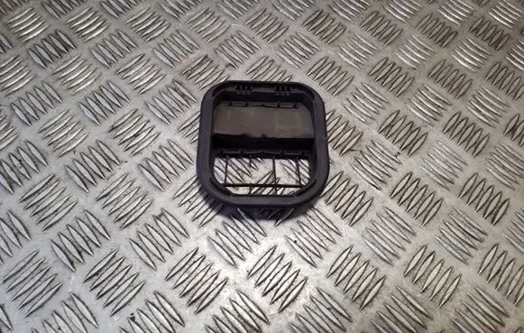 Quarter panel pressure vent
