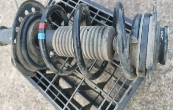 Nissan Leaf I (ZE0) Front shock absorber/damper