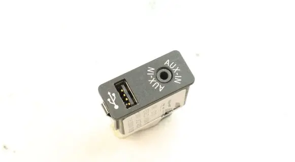 BMW X5M E70 USB socket connector 9237654